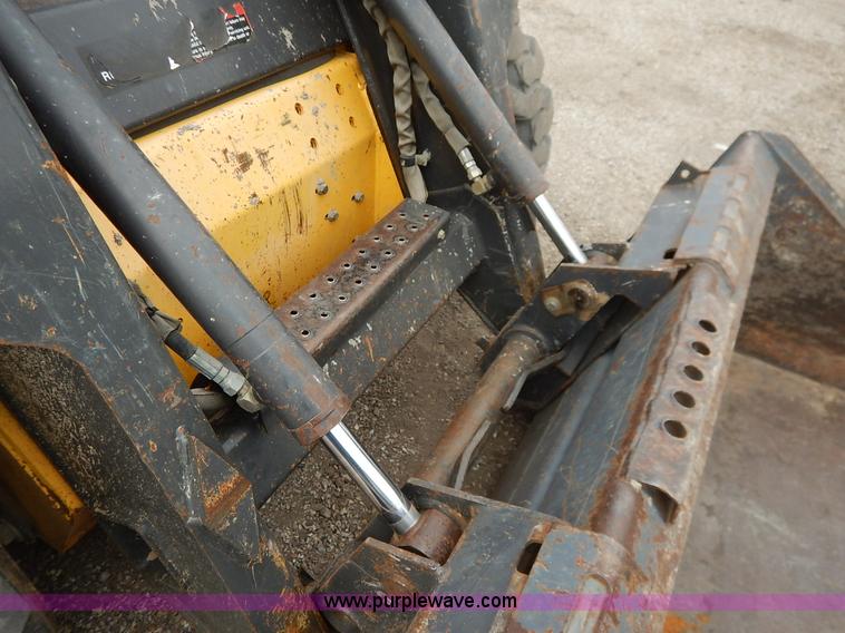 image for item I5006 2004 New Holland LS140 skid steer