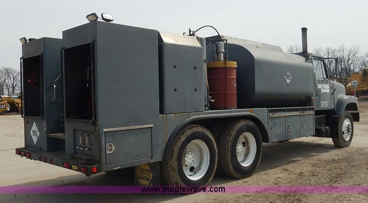 image for item I5044 1988 International S2500 service truck