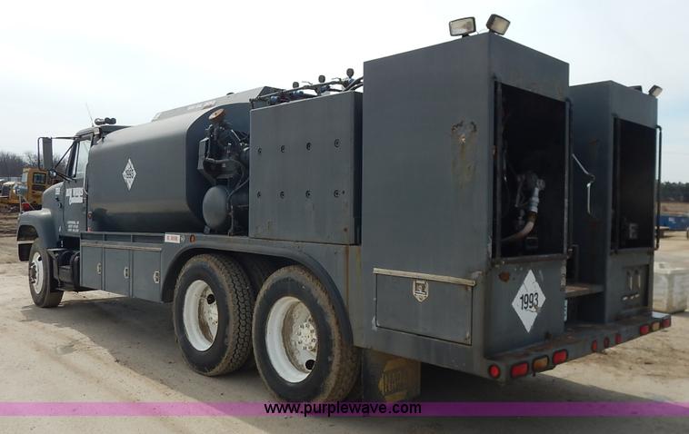 image for item I5044 1988 International S2500 service truck