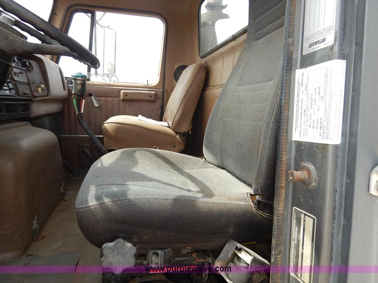 image for item I5044 1988 International S2500 service truck