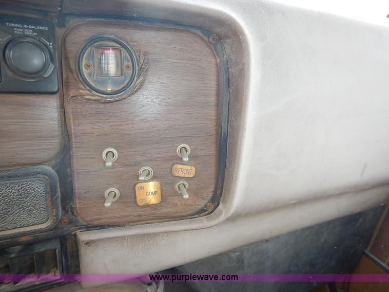 image for item I5044 1988 International S2500 service truck