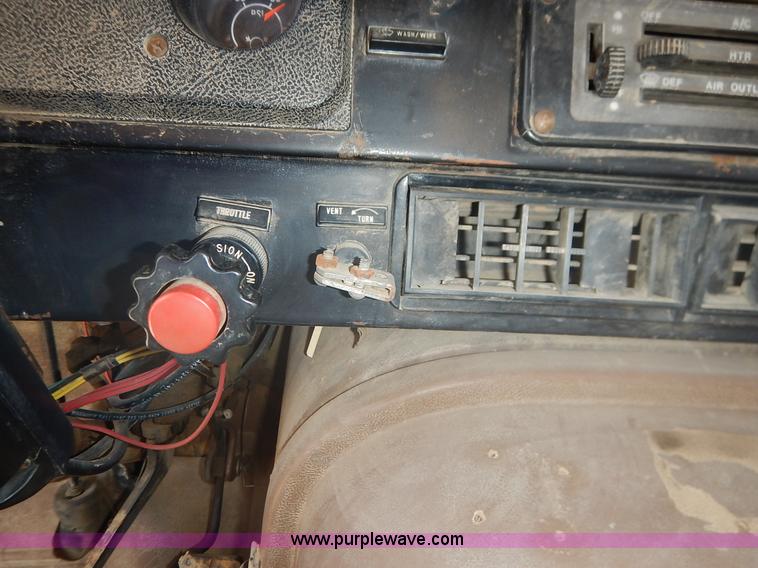 image for item I5044 1988 International S2500 service truck