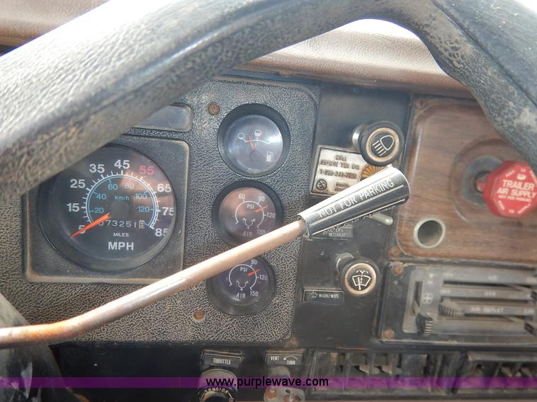 image for item I5044 1988 International S2500 service truck