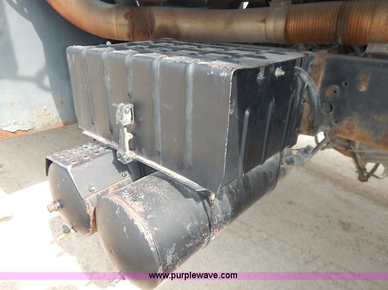 image for item I5044 1988 International S2500 service truck