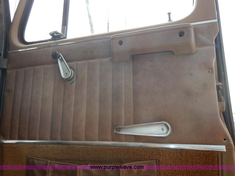 image for item I5044 1988 International S2500 service truck