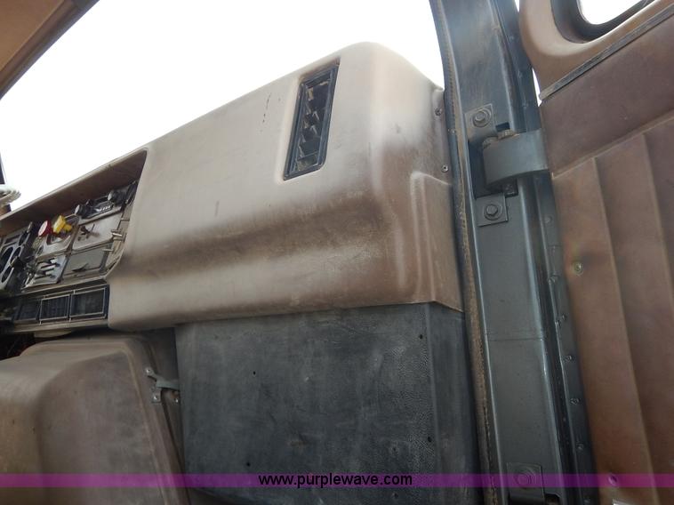 image for item I5044 1988 International S2500 service truck