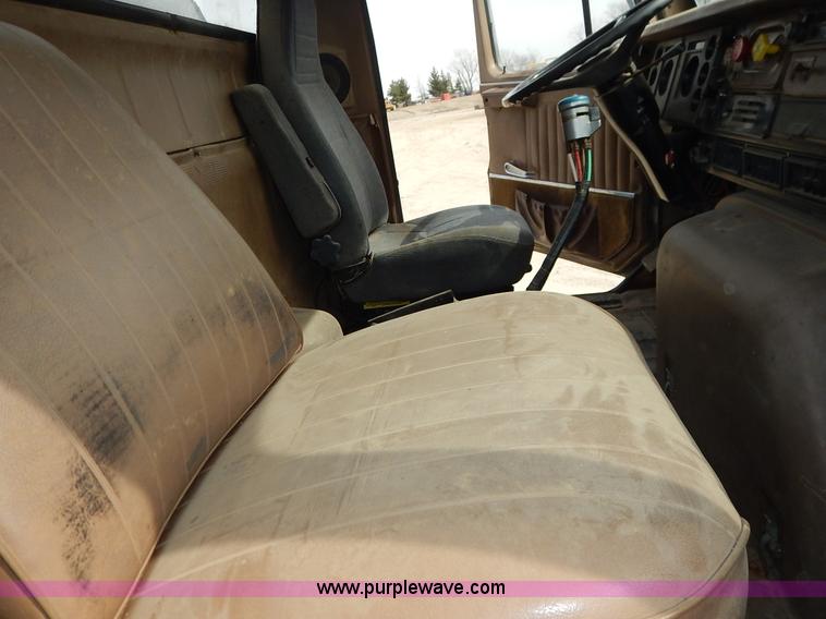 image for item I5044 1988 International S2500 service truck