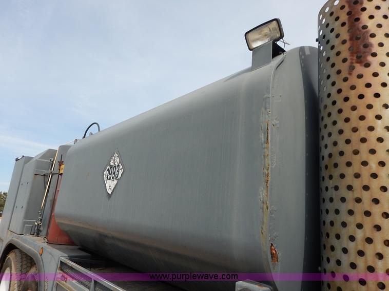 image for item I5044 1988 International S2500 service truck