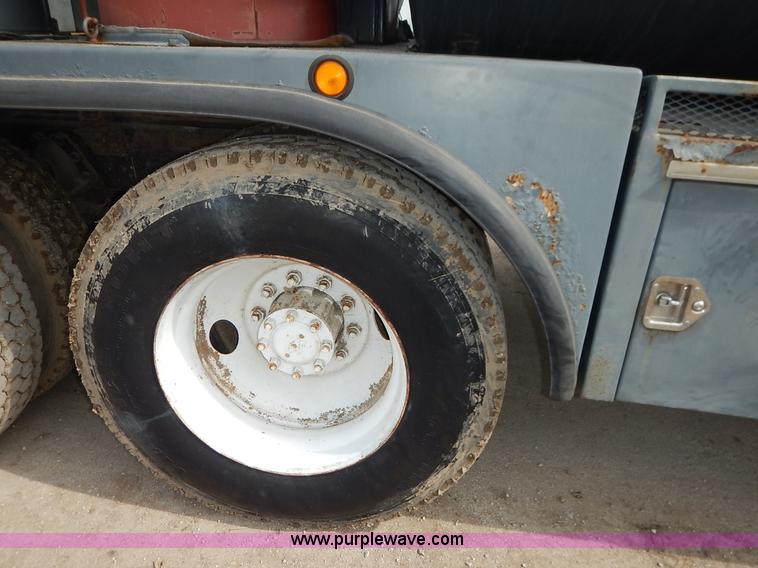 image for item I5044 1988 International S2500 service truck