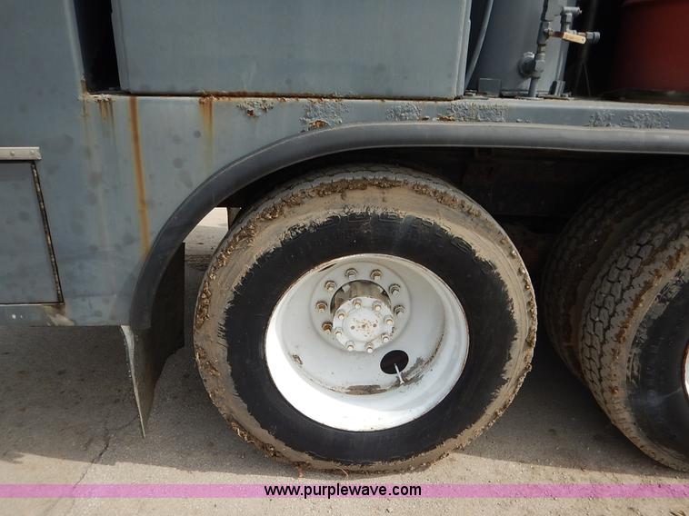 image for item I5044 1988 International S2500 service truck