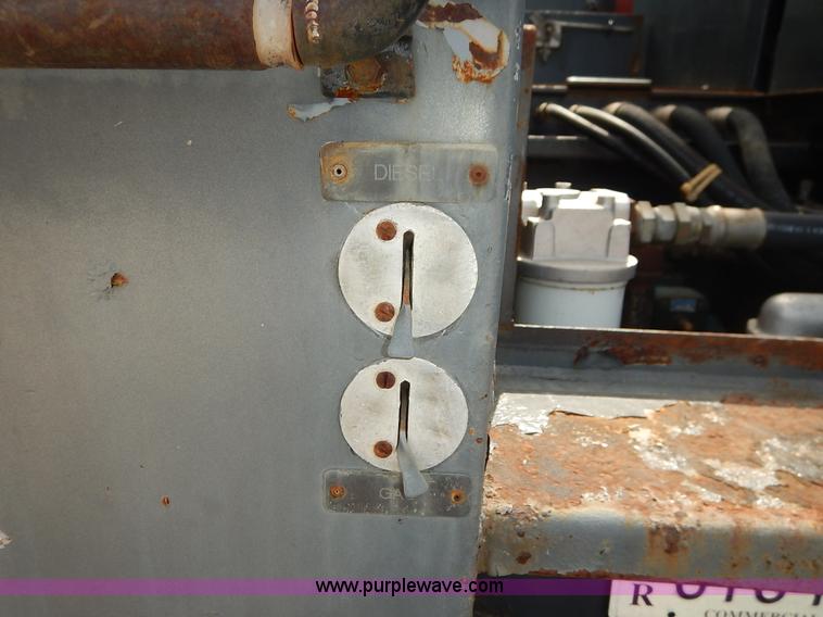 image for item I5044 1988 International S2500 service truck