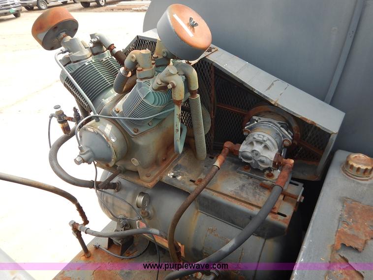 image for item I5044 1988 International S2500 service truck