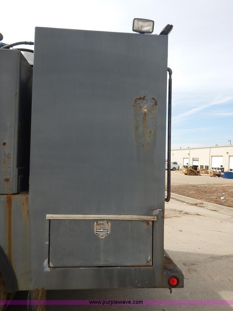 image for item I5044 1988 International S2500 service truck