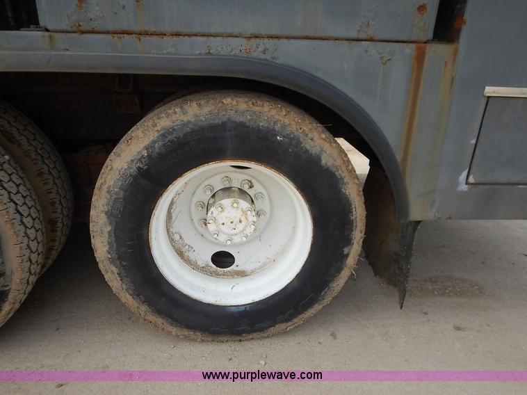 image for item I5044 1988 International S2500 service truck