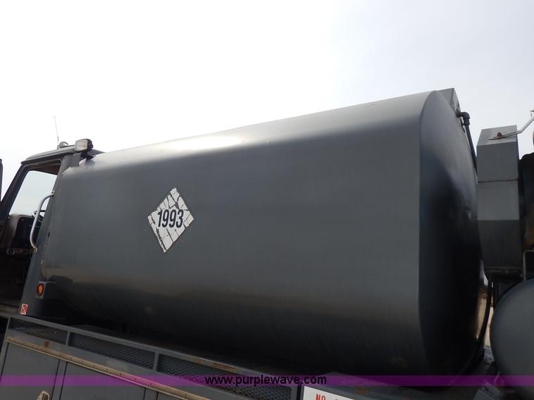 image for item I5044 1988 International S2500 service truck