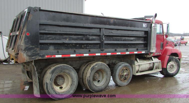 image for item I6552 1993 Freightliner FLD112 dump truck