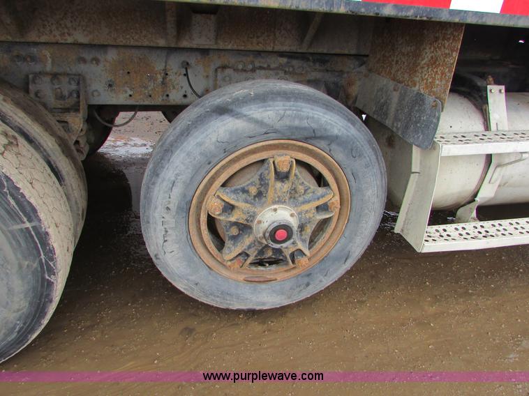 image for item I6552 1993 Freightliner FLD112 dump truck