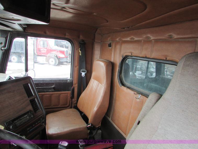 image for item I6552 1993 Freightliner FLD112 dump truck