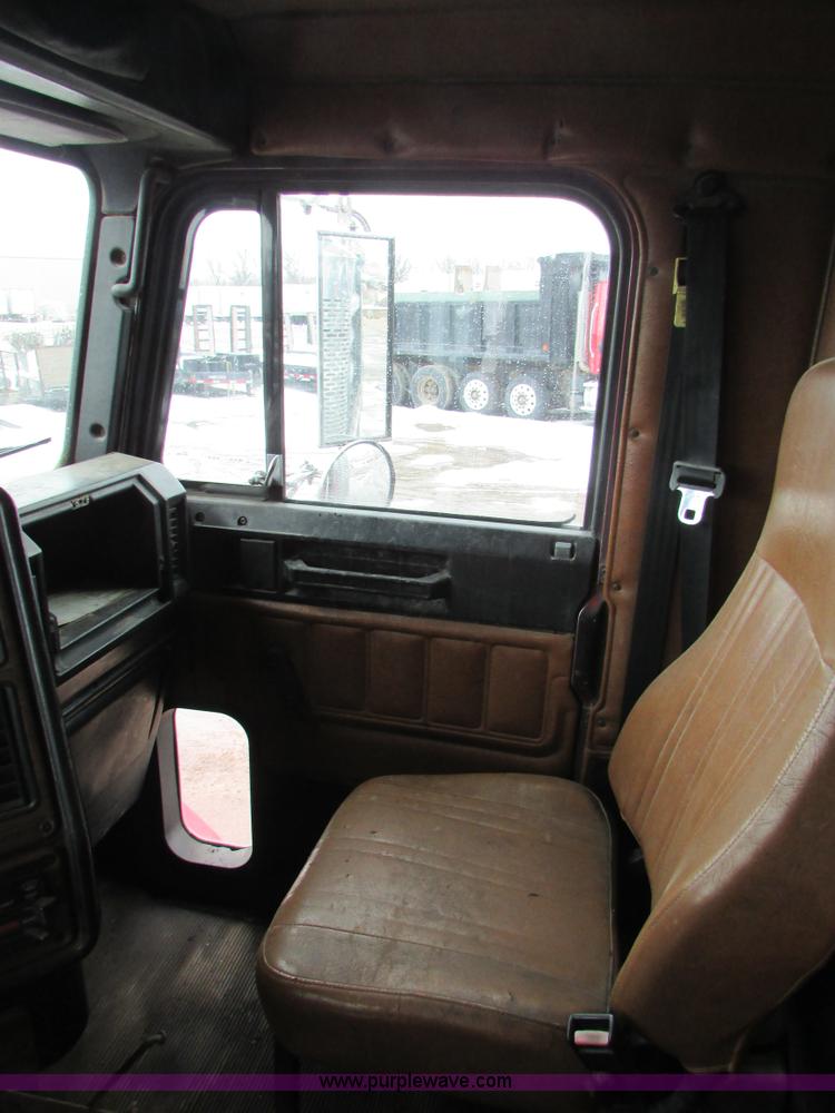 image for item I6552 1993 Freightliner FLD112 dump truck