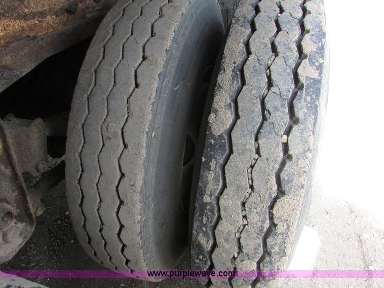 image for item I6558 1994 Red River LB237 live bottom trailer