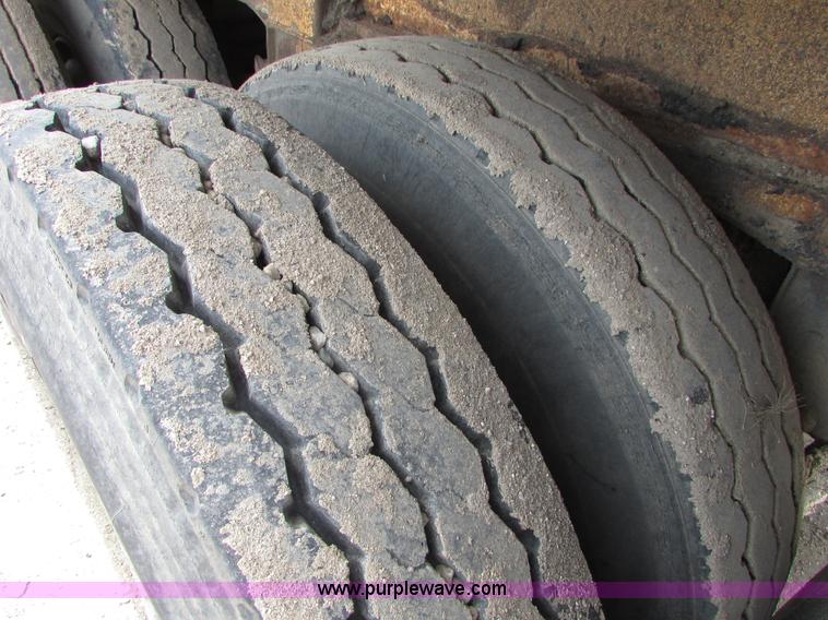 image for item I6558 1994 Red River LB237 live bottom trailer