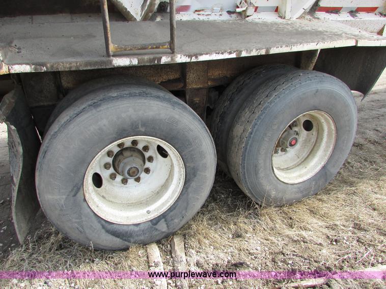 image for item I6558 1994 Red River LB237 live bottom trailer