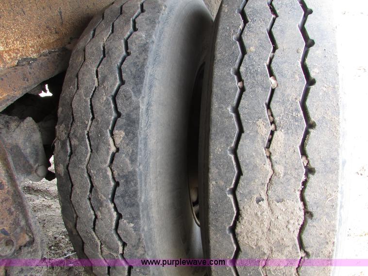 image for item I6558 1994 Red River LB237 live bottom trailer