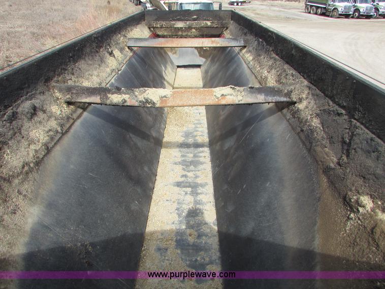 image for item I6558 1994 Red River LB237 live bottom trailer