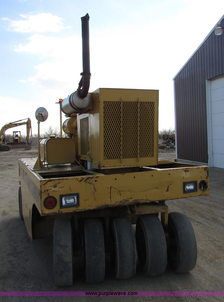 image for item I6570 Ingram 11-2700-R pneumatic roller