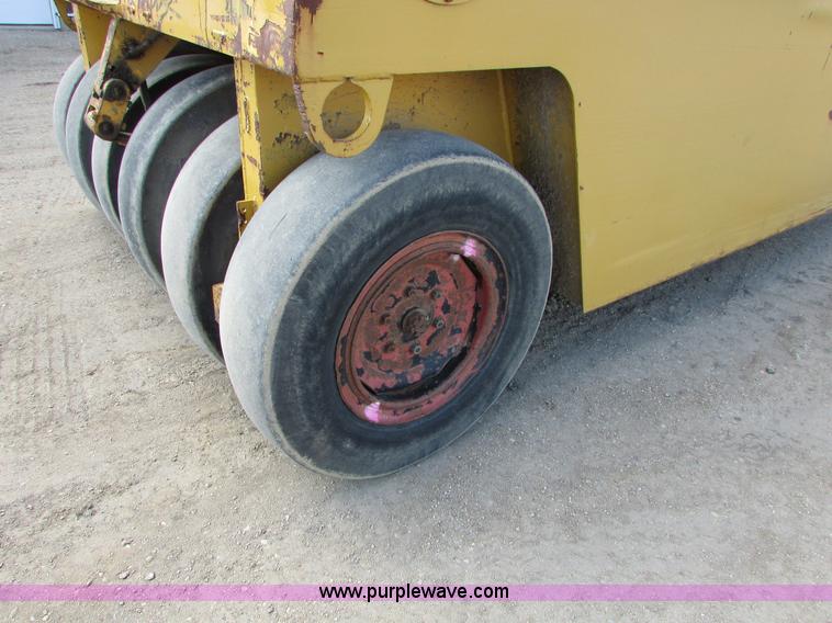 image for item I6570 Ingram 11-2700-R pneumatic roller