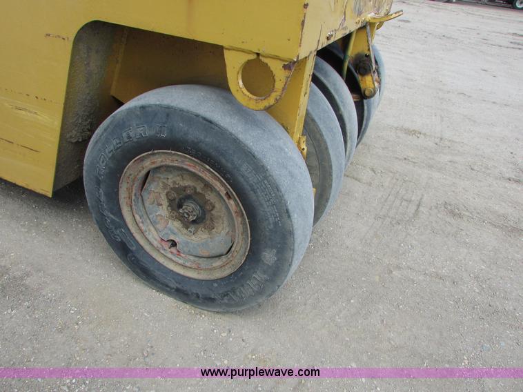 image for item I6570 Ingram 11-2700-R pneumatic roller