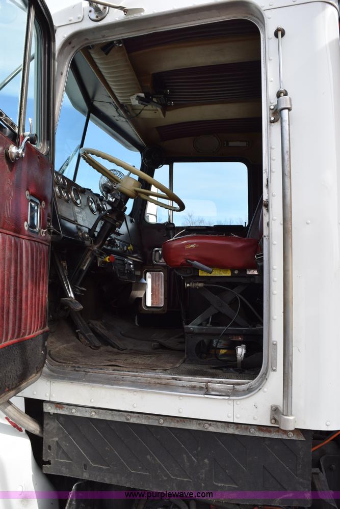 image for item K2376 1986 Kenworth C500 roll off truck