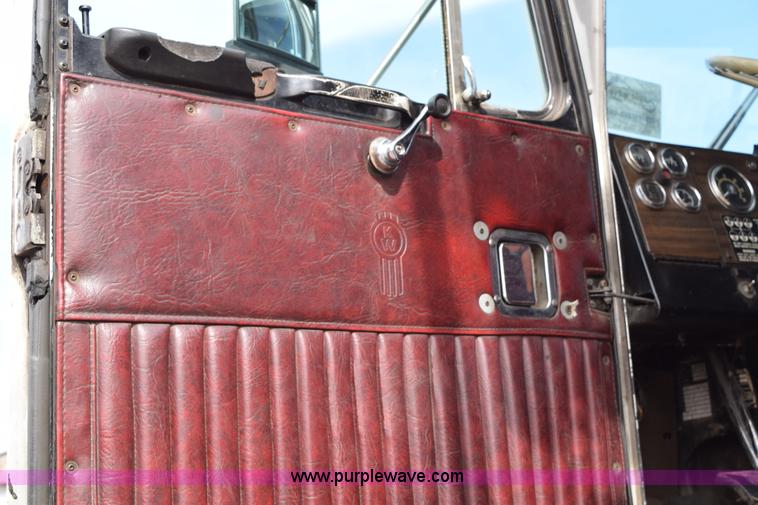 image for item K2376 1986 Kenworth C500 roll off truck