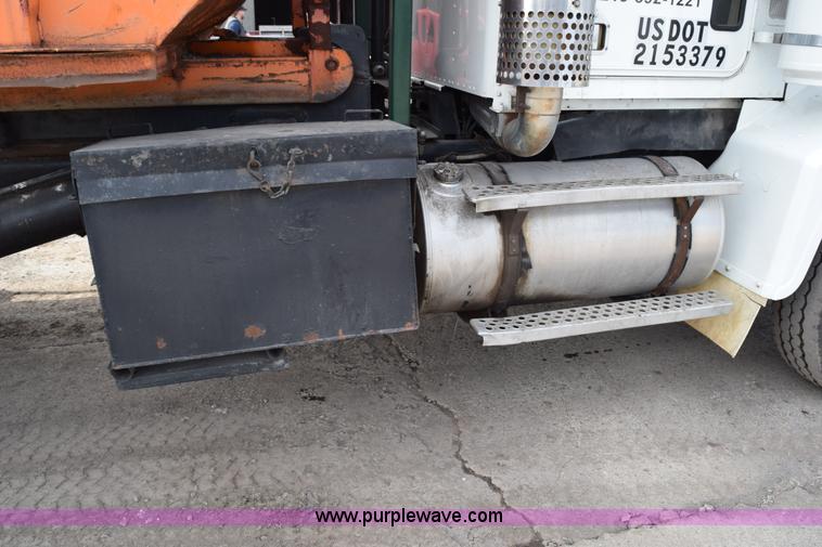 image for item K2376 1986 Kenworth C500 roll off truck