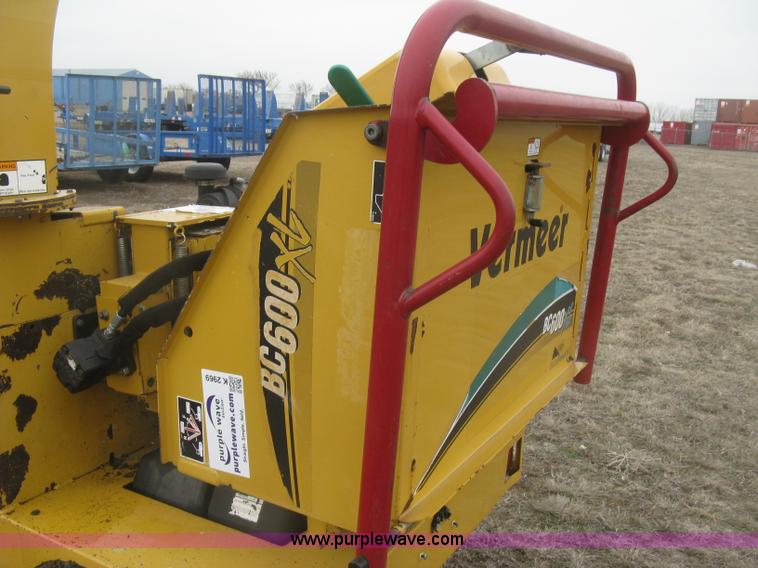image for item K2969 2005 Vermeer BC600XL wood chipper