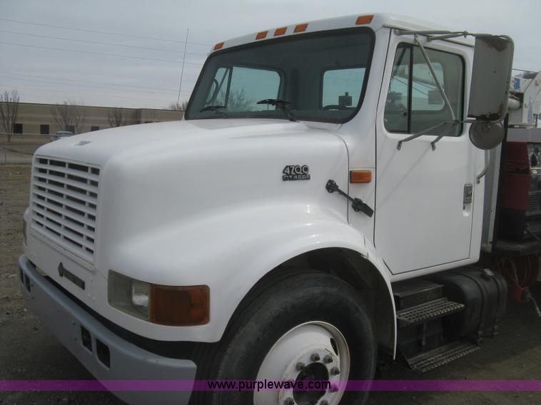 image for item K2984 1998 International 4700 service truck