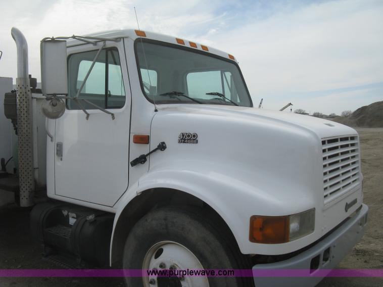 image for item K2984 1998 International 4700 service truck