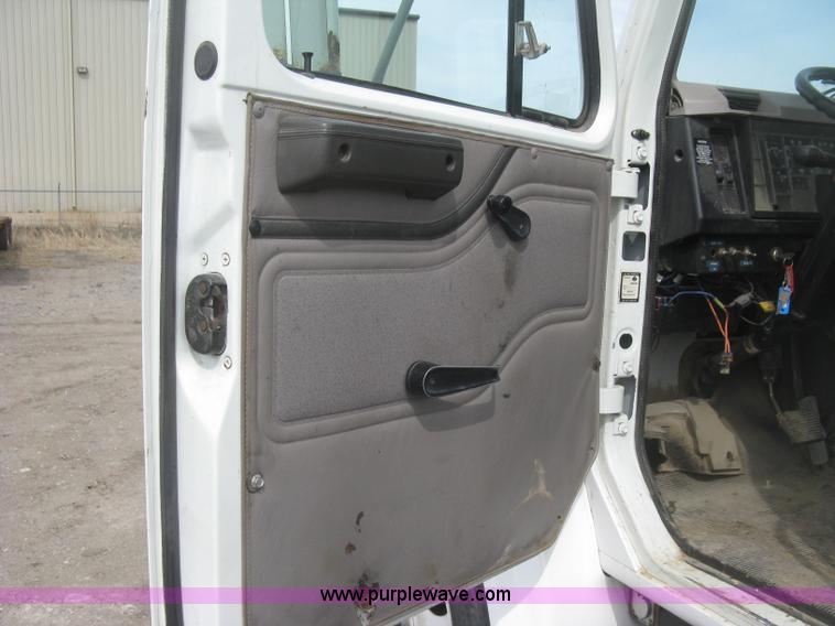 image for item K2984 1998 International 4700 service truck