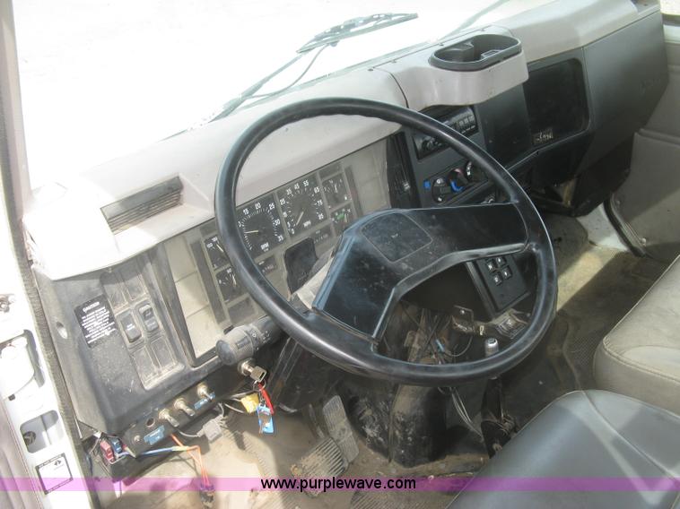 image for item K2984 1998 International 4700 service truck