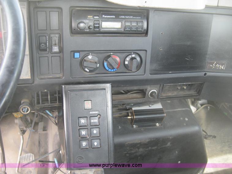 image for item K2984 1998 International 4700 service truck