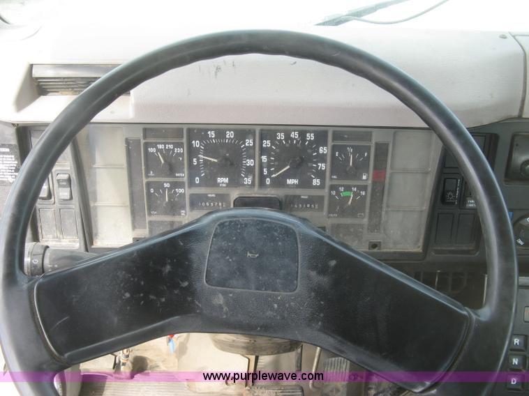 image for item K2984 1998 International 4700 service truck