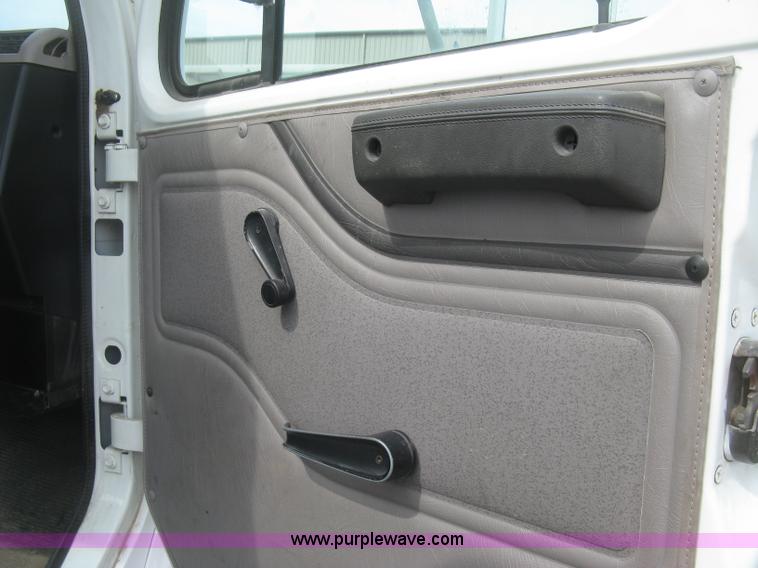 image for item K2984 1998 International 4700 service truck