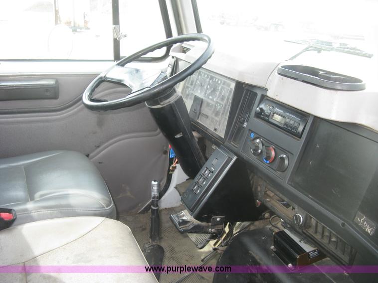 image for item K2984 1998 International 4700 service truck