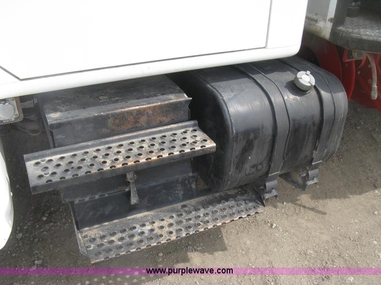 image for item K2984 1998 International 4700 service truck