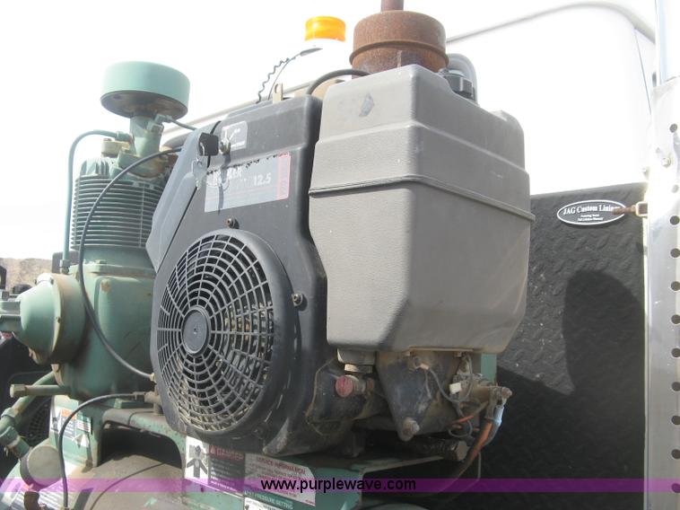 image for item K2984 1998 International 4700 service truck