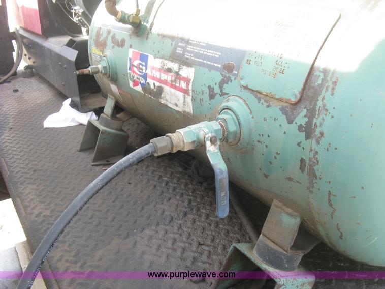 image for item K2984 1998 International 4700 service truck