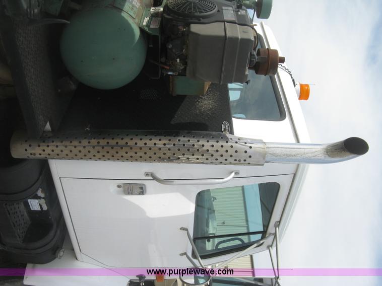 image for item K2984 1998 International 4700 service truck