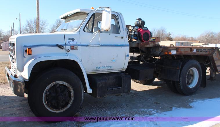 image for item K8751 1988 GMC 7000 semi truck