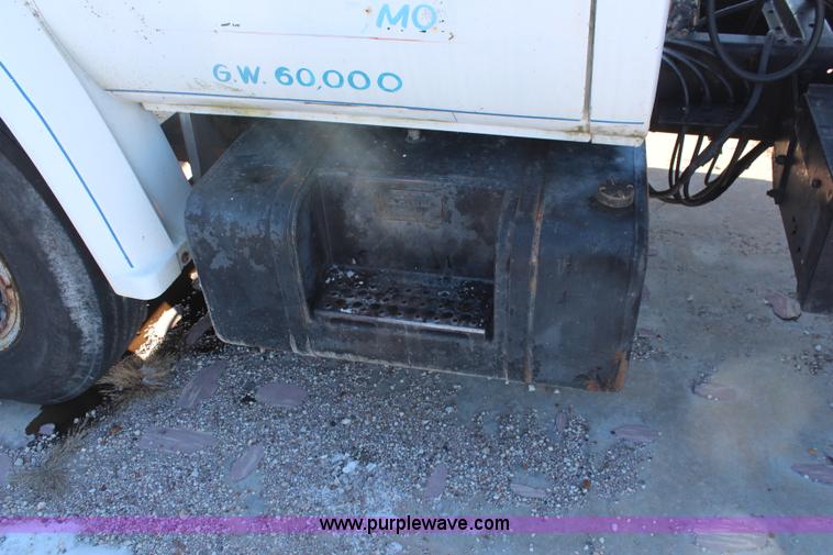 image for item K8751 1988 GMC 7000 semi truck