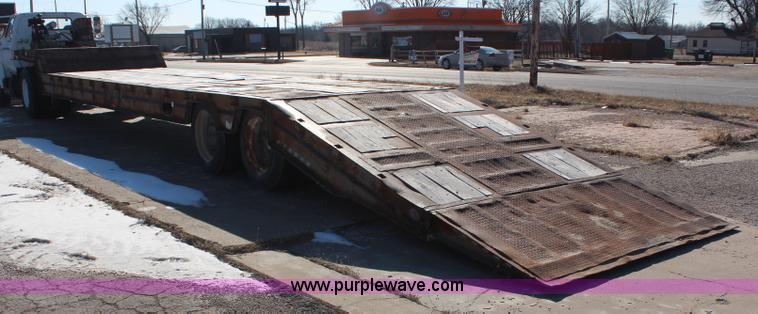 image for item K8752 1982 Trail King 1900 hydra tail trailer